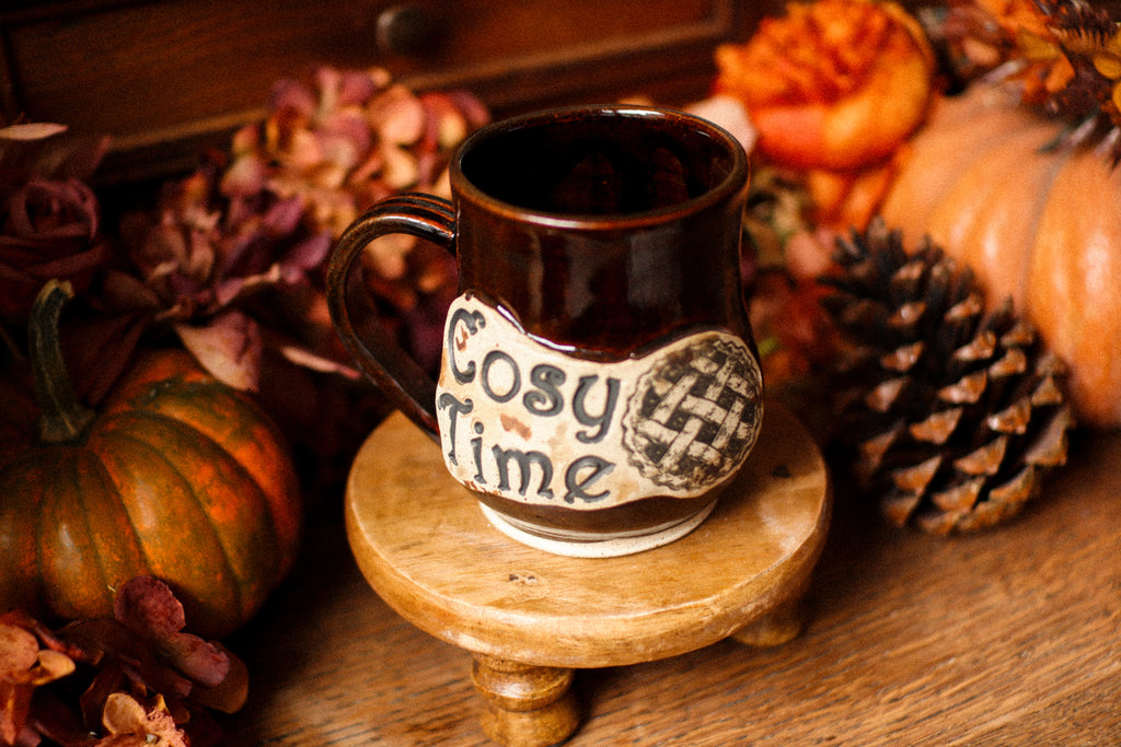 Tasse en grès style étiquette d'apothicaire ancienne « Cosy Time » version applepie