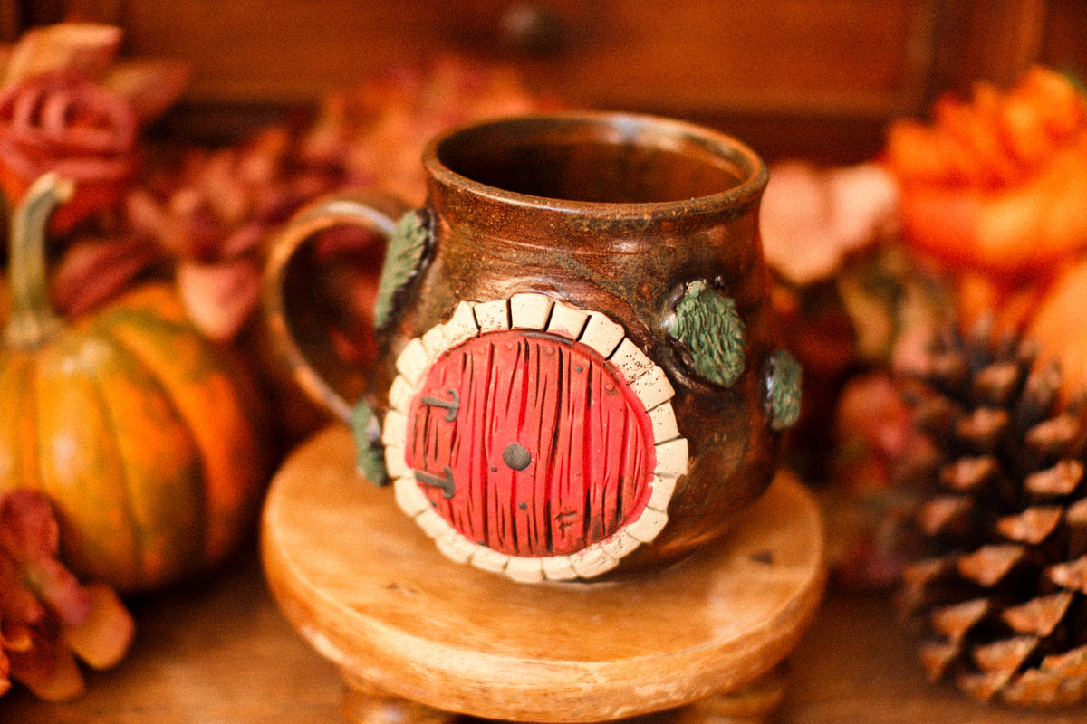 Grande tasse porte de Hobbit en grès « Chez le vieux Finnigan »