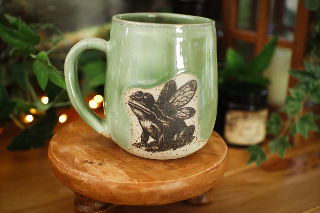 Tasse en grès illustration vintage « Grenouille des forêts magiques »