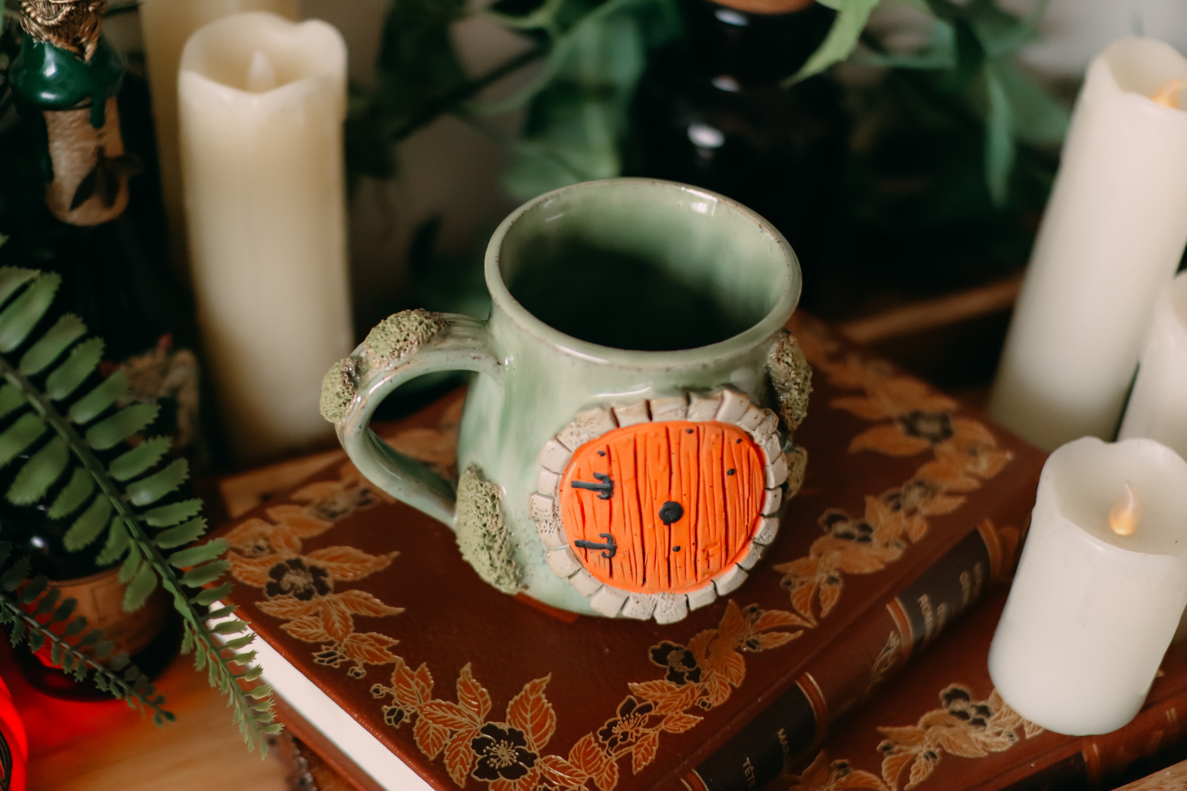 Petite tasse en grès porte de Hobbit  « Logis de la famille Brunbuisson »