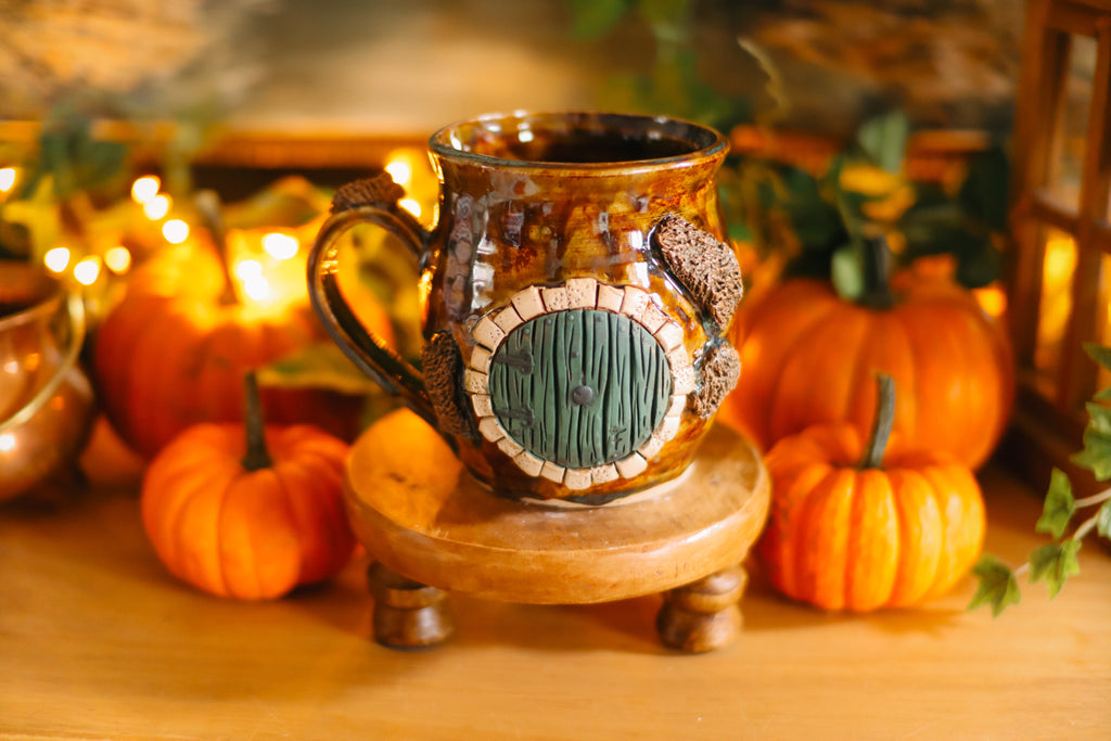 Tasse porte de Hobbit en grès « Maisonnée de la veuve Berthe Tourteau »