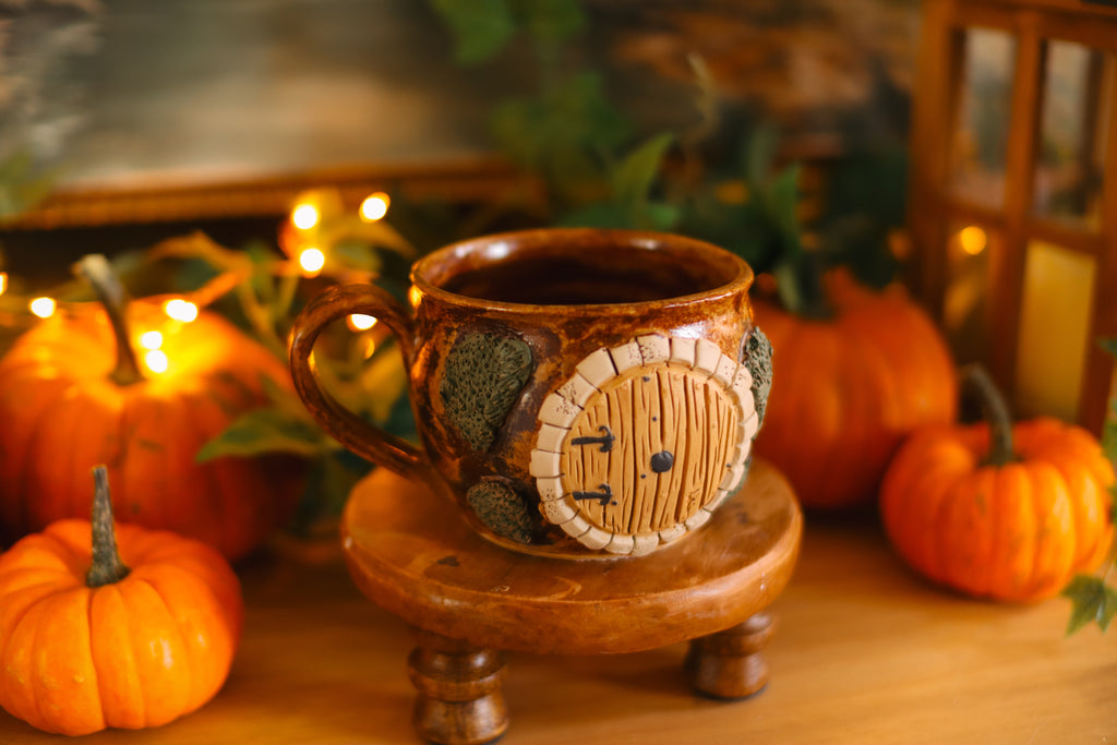Tasse porte de Hobbit en grès « Petit domaine de Monsieur et Madame Crémeauloin »