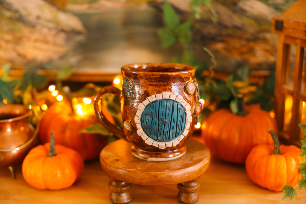 Grande tasse porte de Hobbit en grès « Élégante demeure de Hugues et Primprenelle Brochpoil »