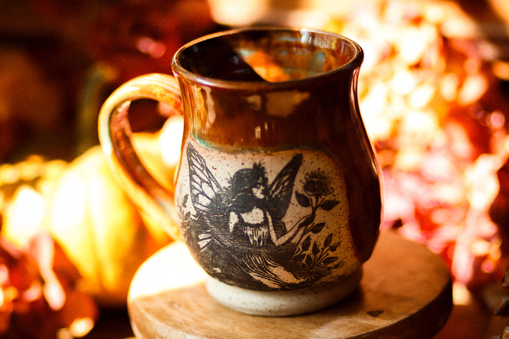 Petite tasse en grès avec illustration « fée des fleurs »
