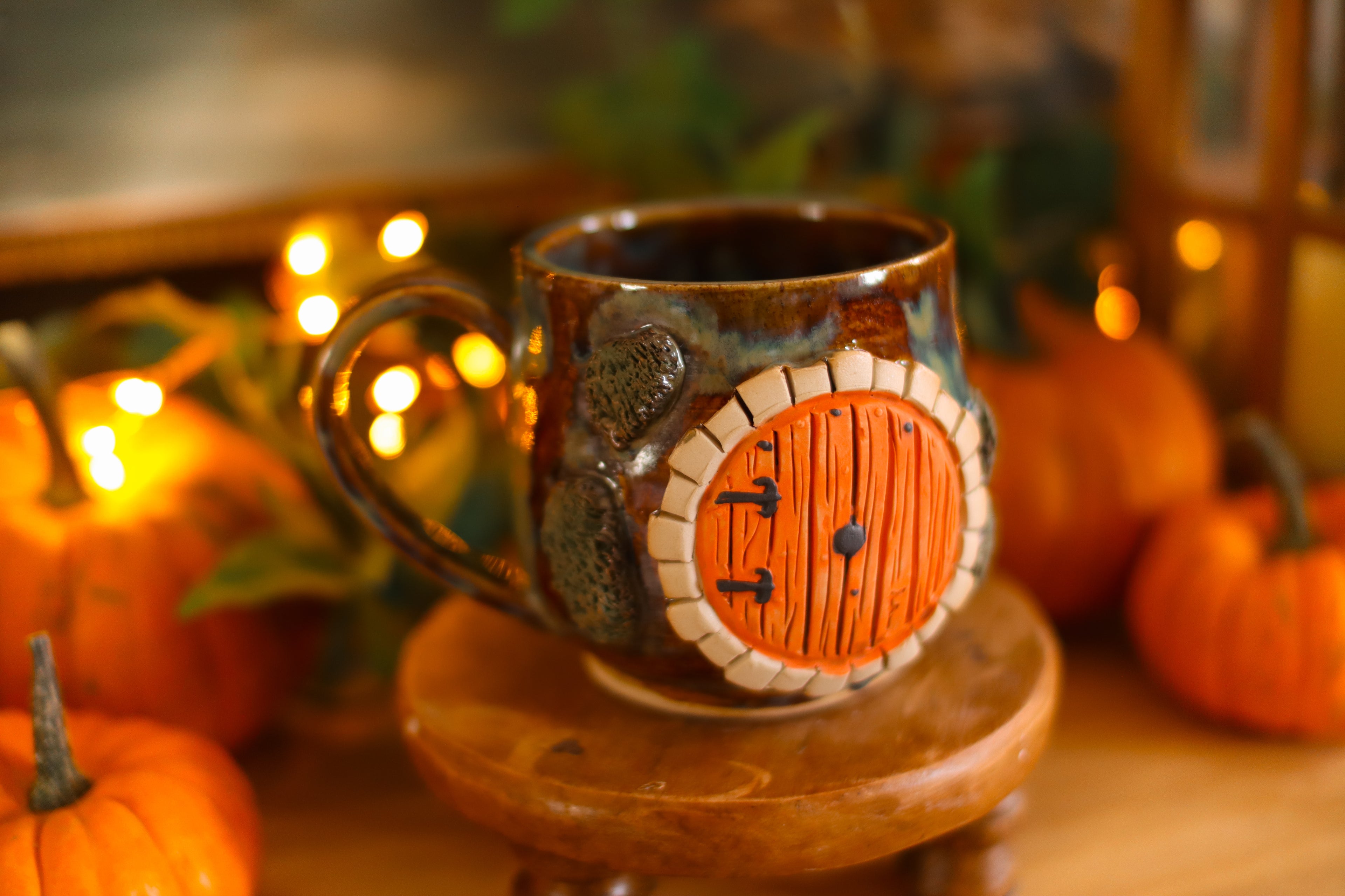 Grande tasse porte de Hobbit en grès « Maisonnée de Teodor Greenleaf »