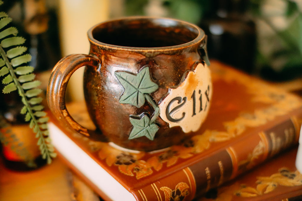 Petite tasse en grès style apothicaire  « Elixir d'eau de lierre »