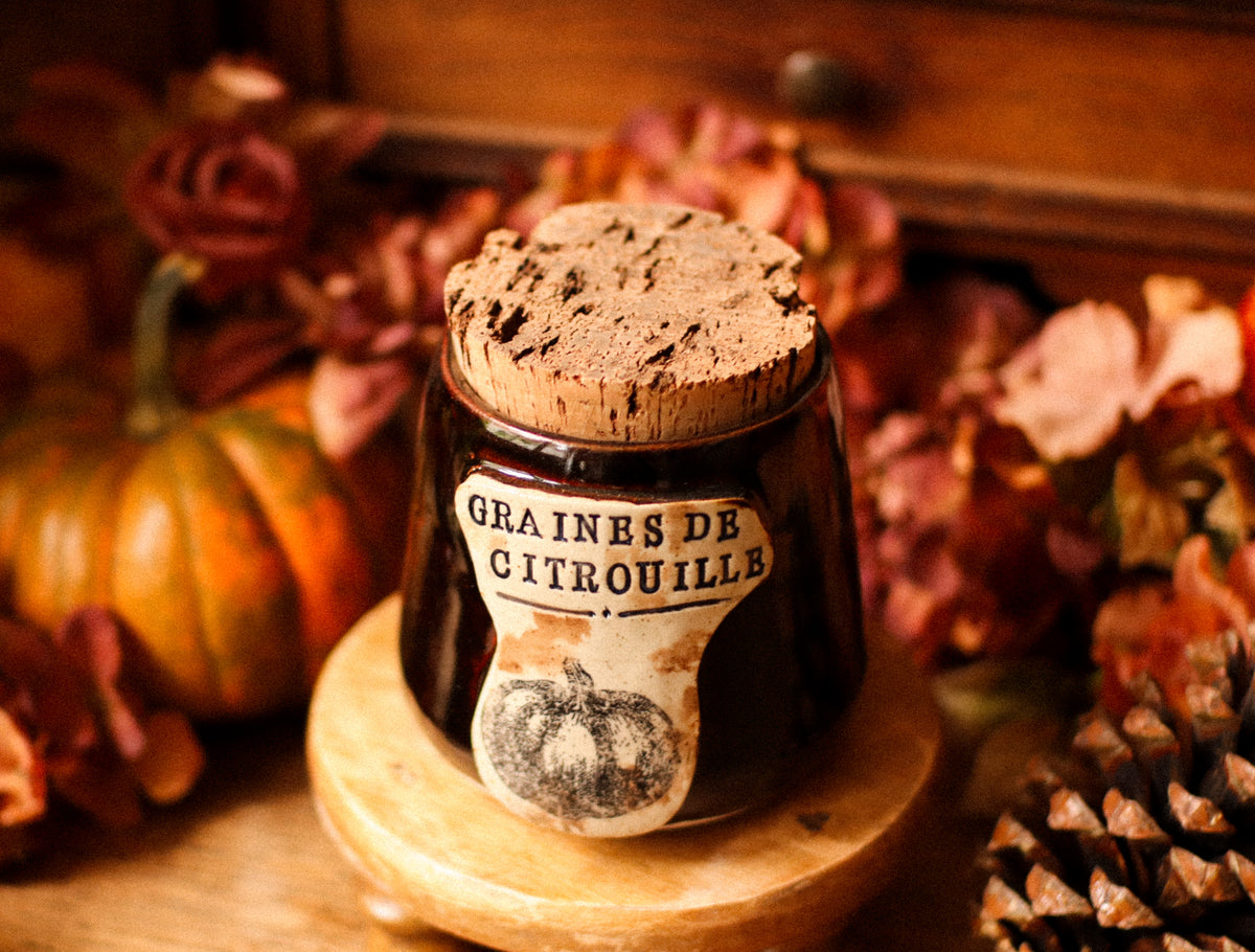 Petit pot pour cuisine style apothicaire avec étiquette « graines de citrouilles »