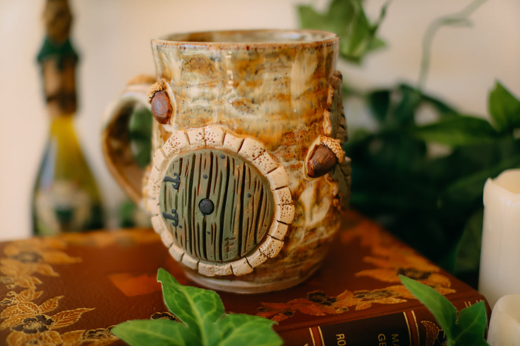 Grande tasse porte de Hobbit en grès en grès « Domaine de la famille Ulfin »
