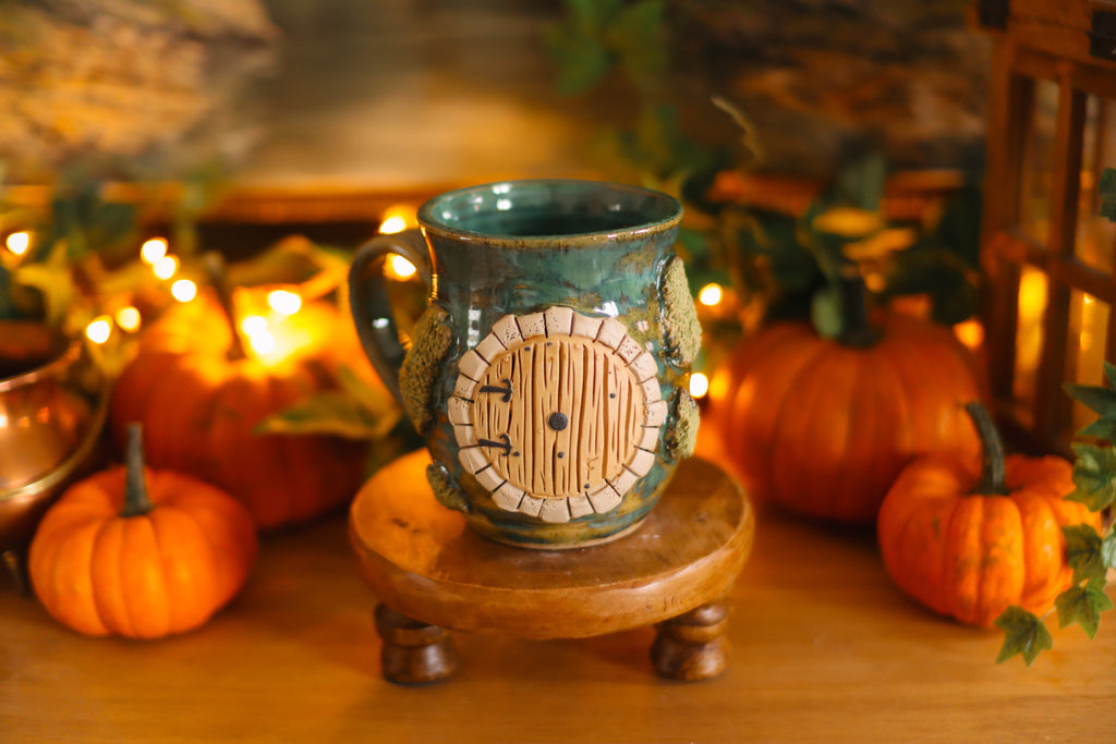 Tasse porte de Hobbit en grès « Cabane d'Huldril Trèfleprais »