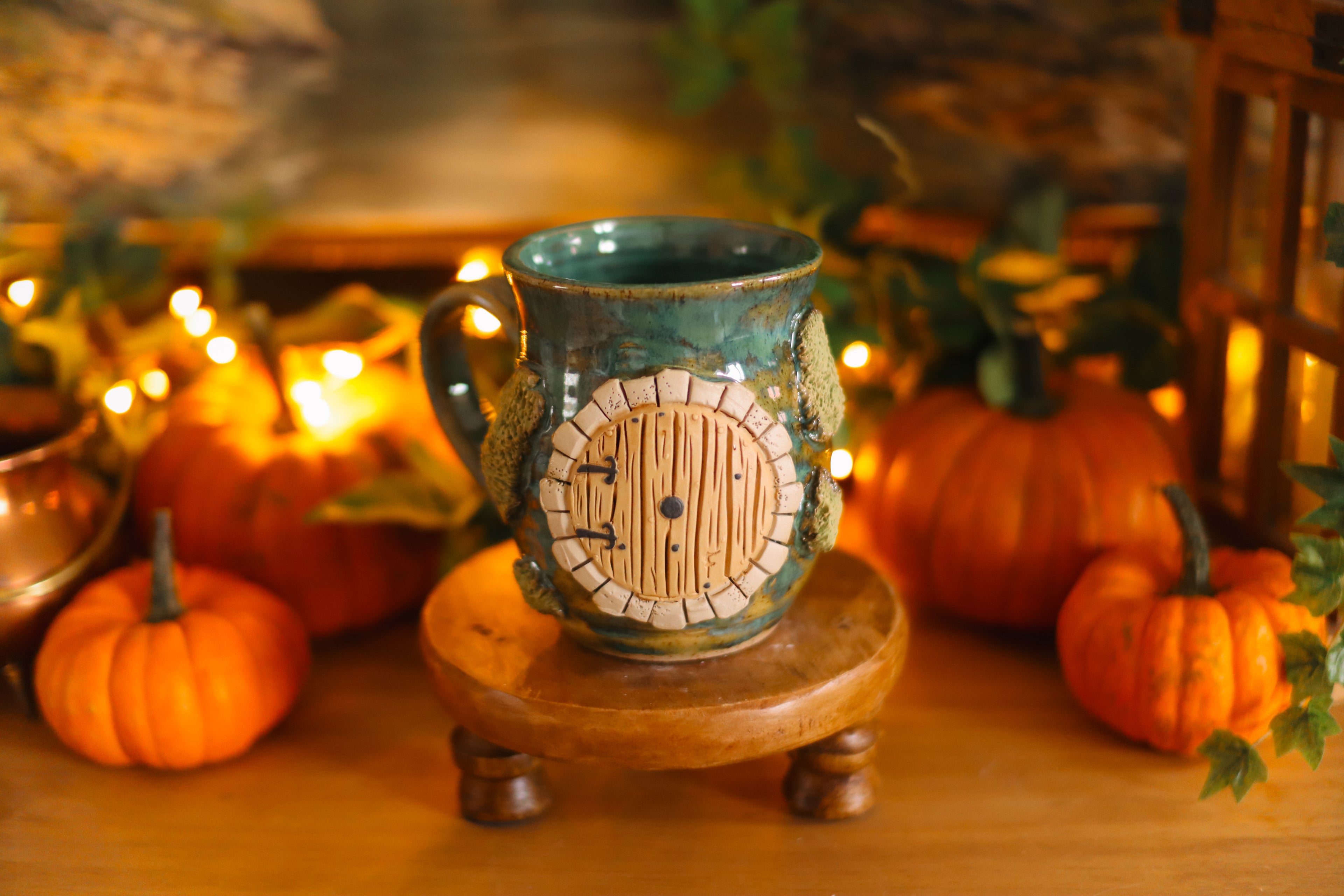 Tasse porte de Hobbit en grès « Cabane d'Huldril Trèfleprais »