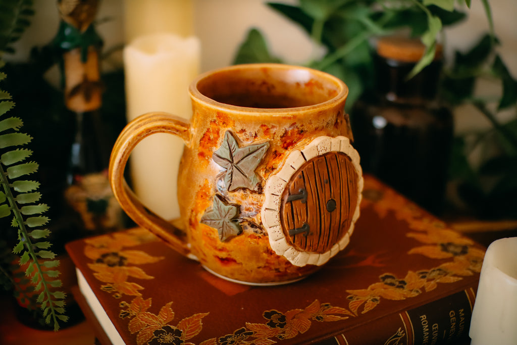 Tasse en grès porte de Hobbit  « Demeure de Monsieur et Madame Ronssouffle »