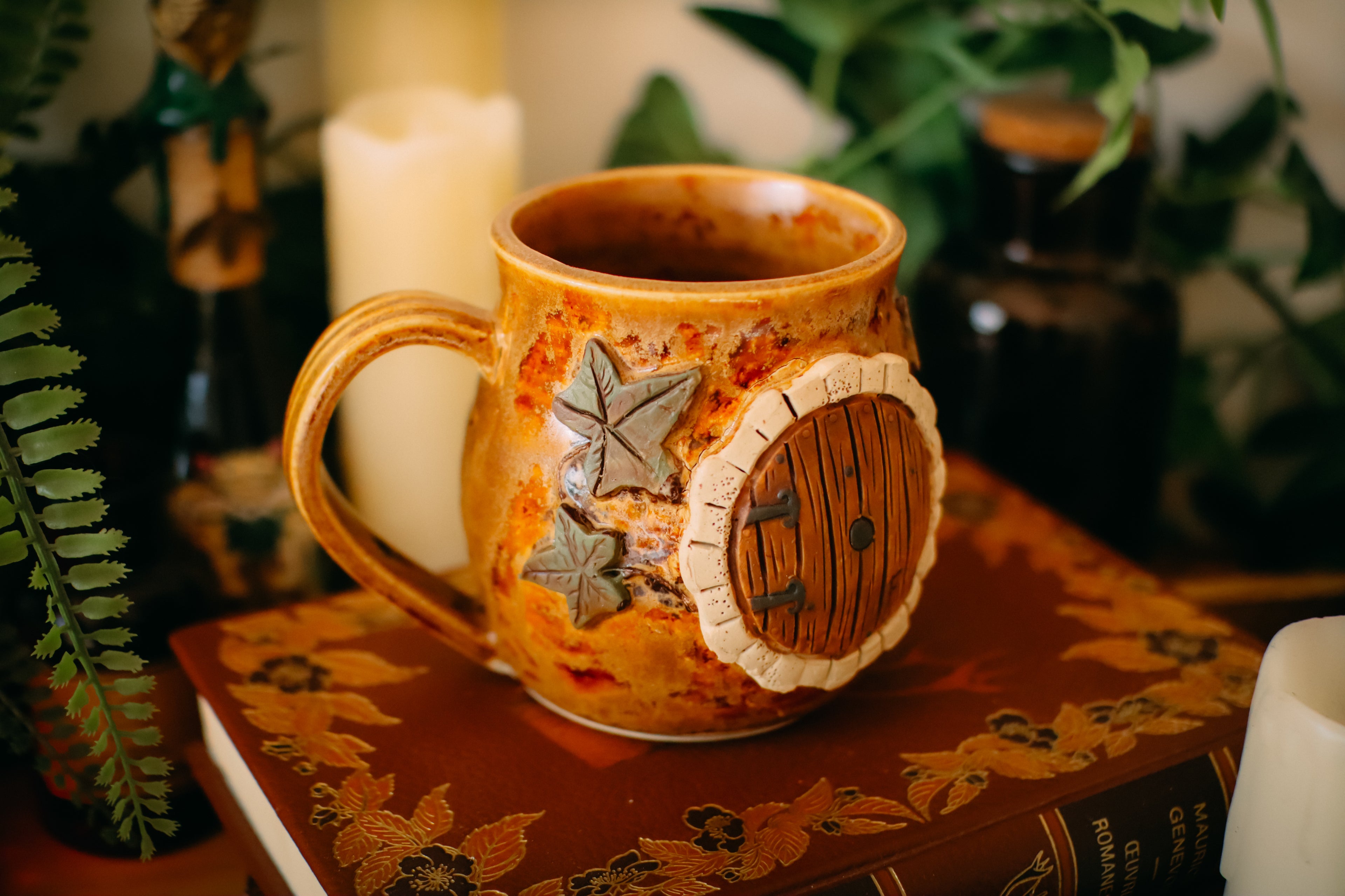 Tasse en grès porte de Hobbit  « Demeure de Monsieur et Madame Ronssouffle »