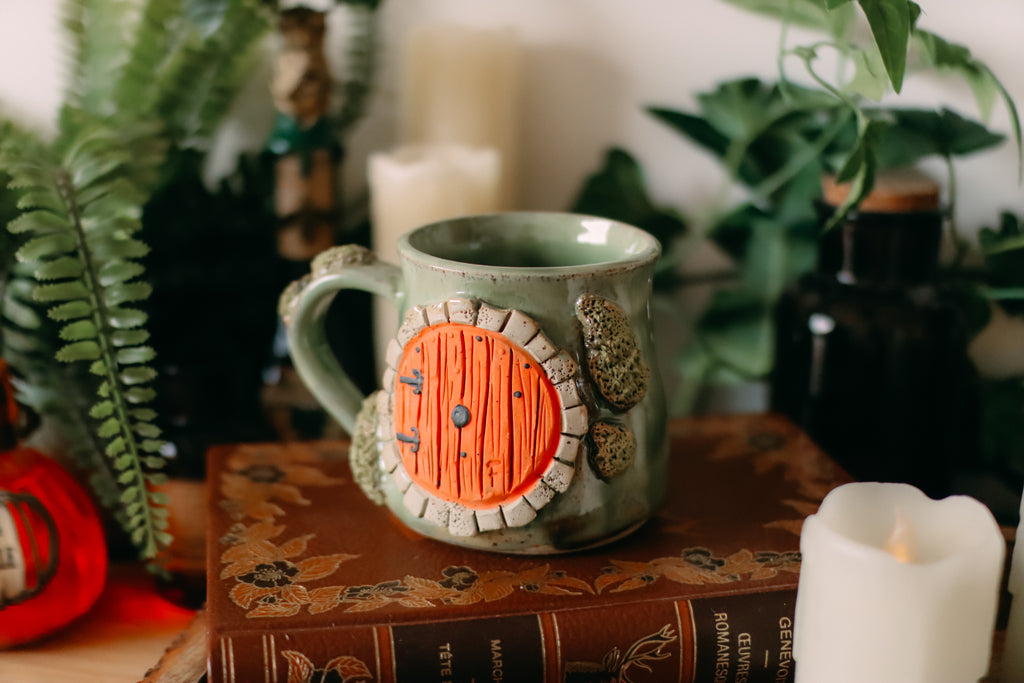 Petite tasse en grès porte de Hobbit  « Logis de la famille Brunbuisson »