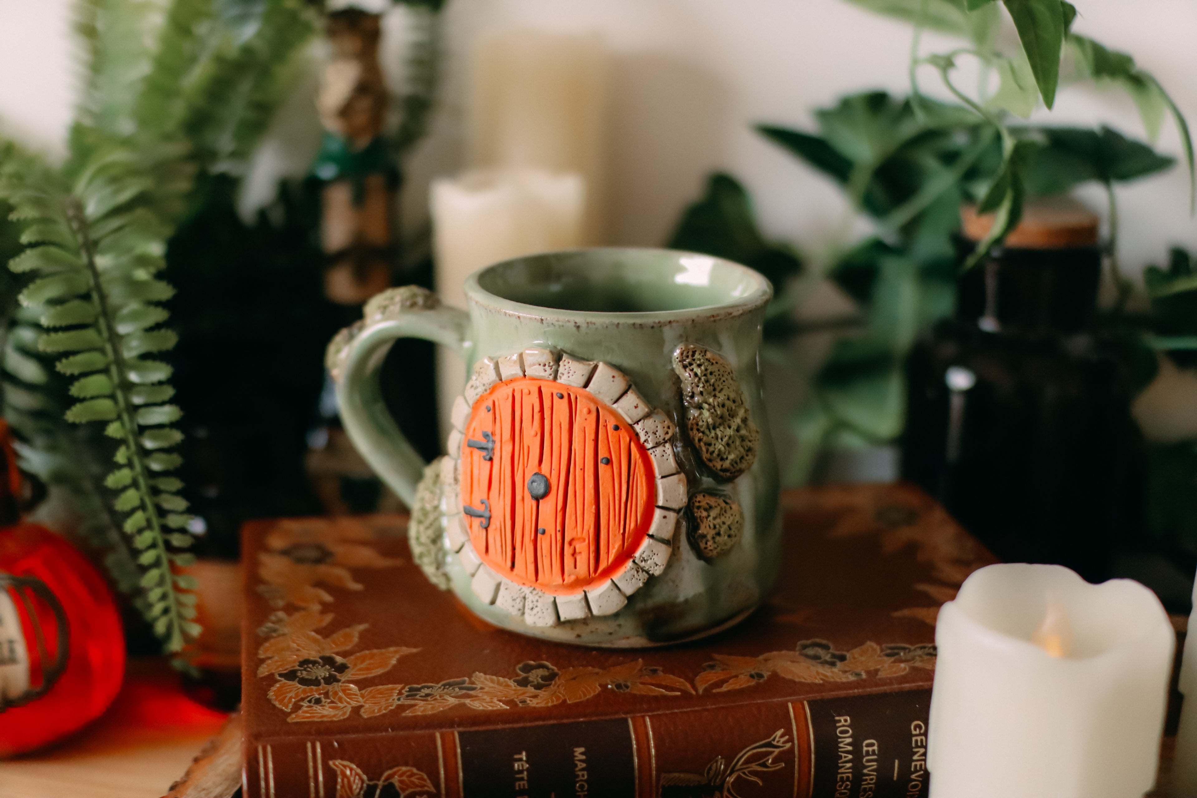 Petite tasse en grès porte de Hobbit  « Logis de la famille Brunbuisson »