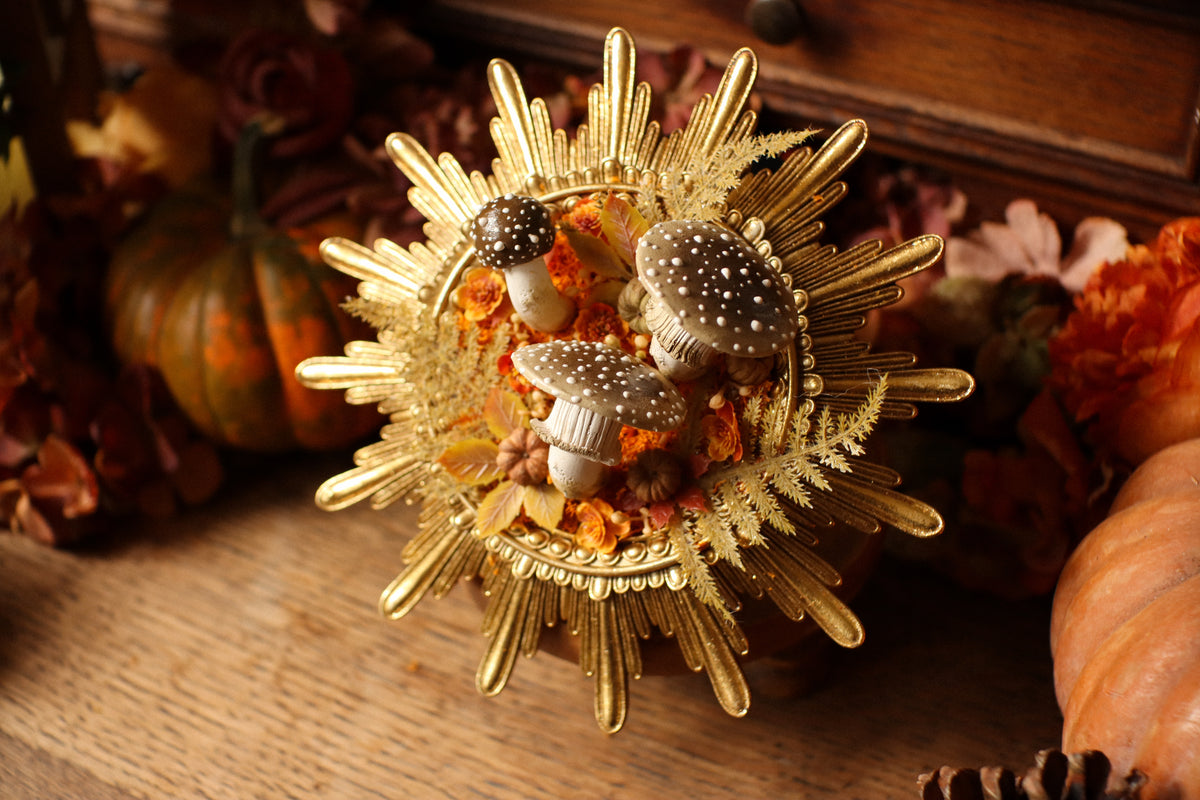 Cadre soleil style baroque doré aux amanites et citrouilles