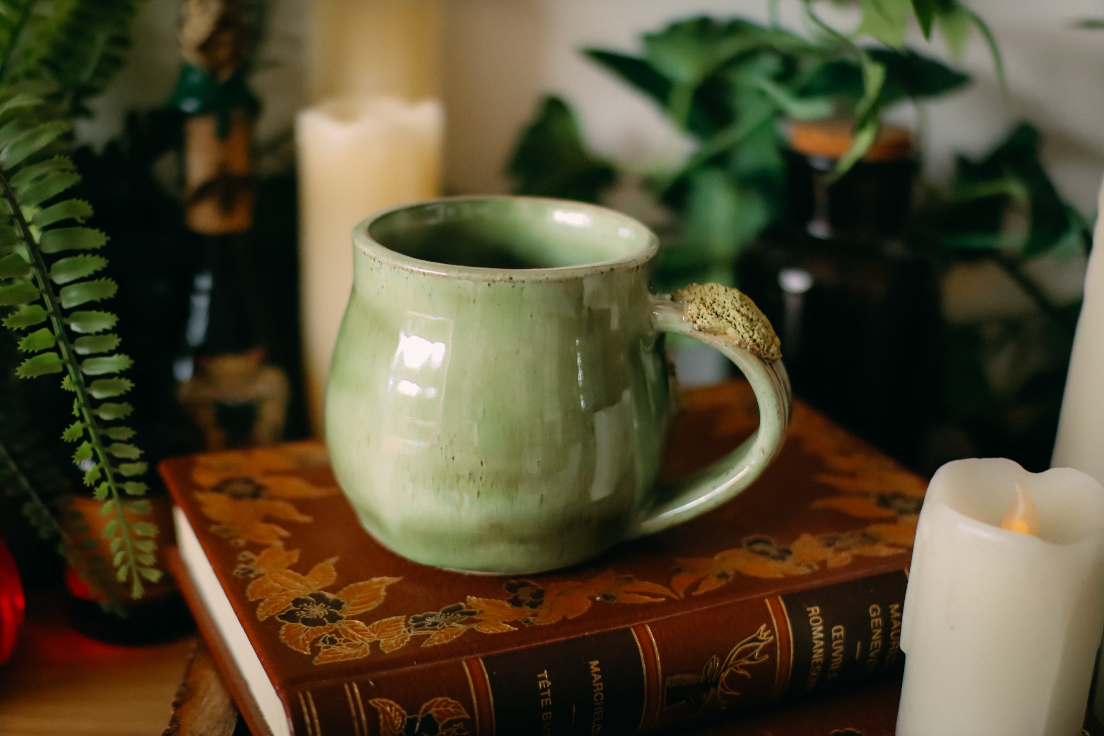 Petite tasse en grès Porte de Hobbit « Maisonnette d'Aly Hartwood »