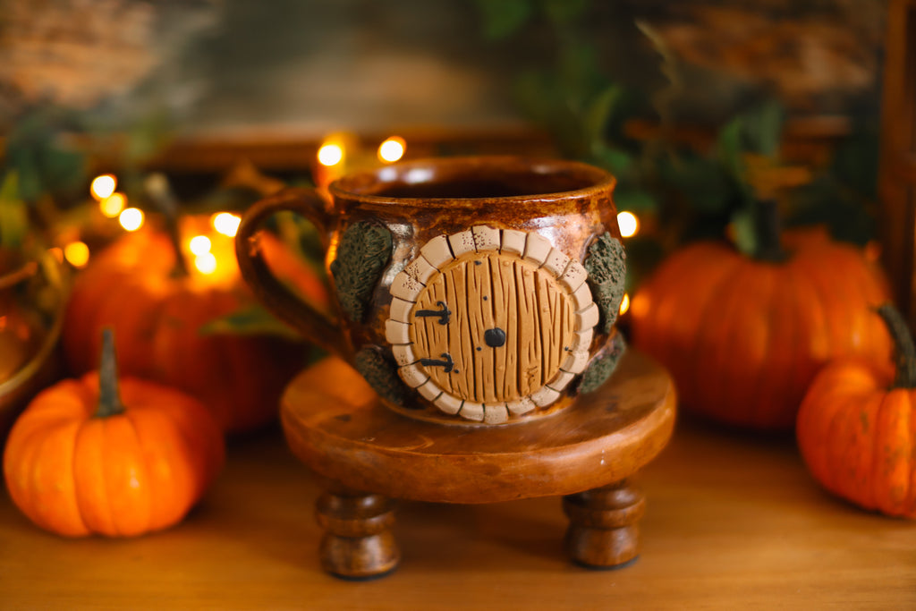 Tasse porte de Hobbit en grès « Petit domaine de Monsieur et Madame Crémeauloin »