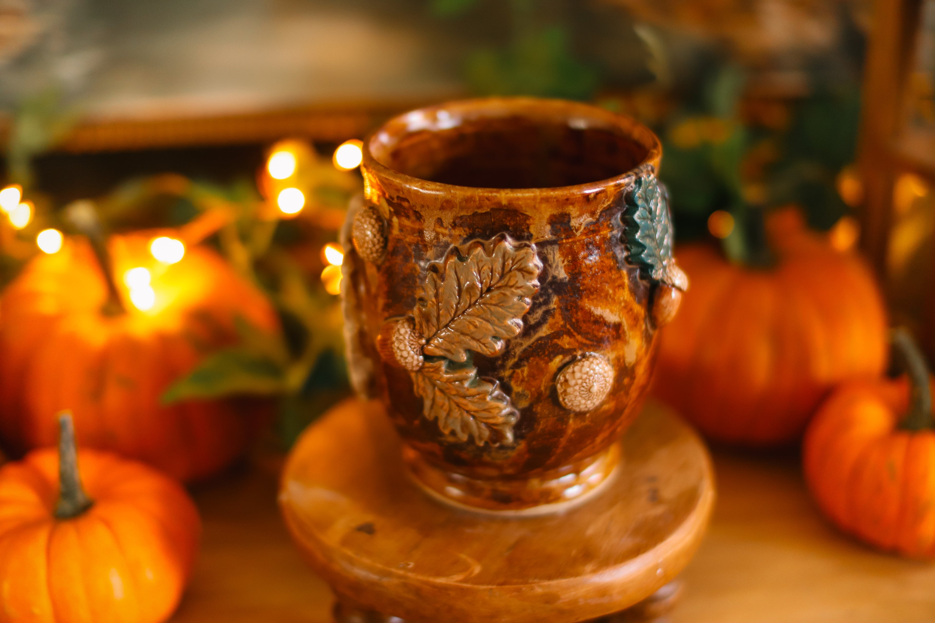Grande tasse porte de Hobbit en grès « Élégante demeure de Hugues et Primprenelle Brochpoil »