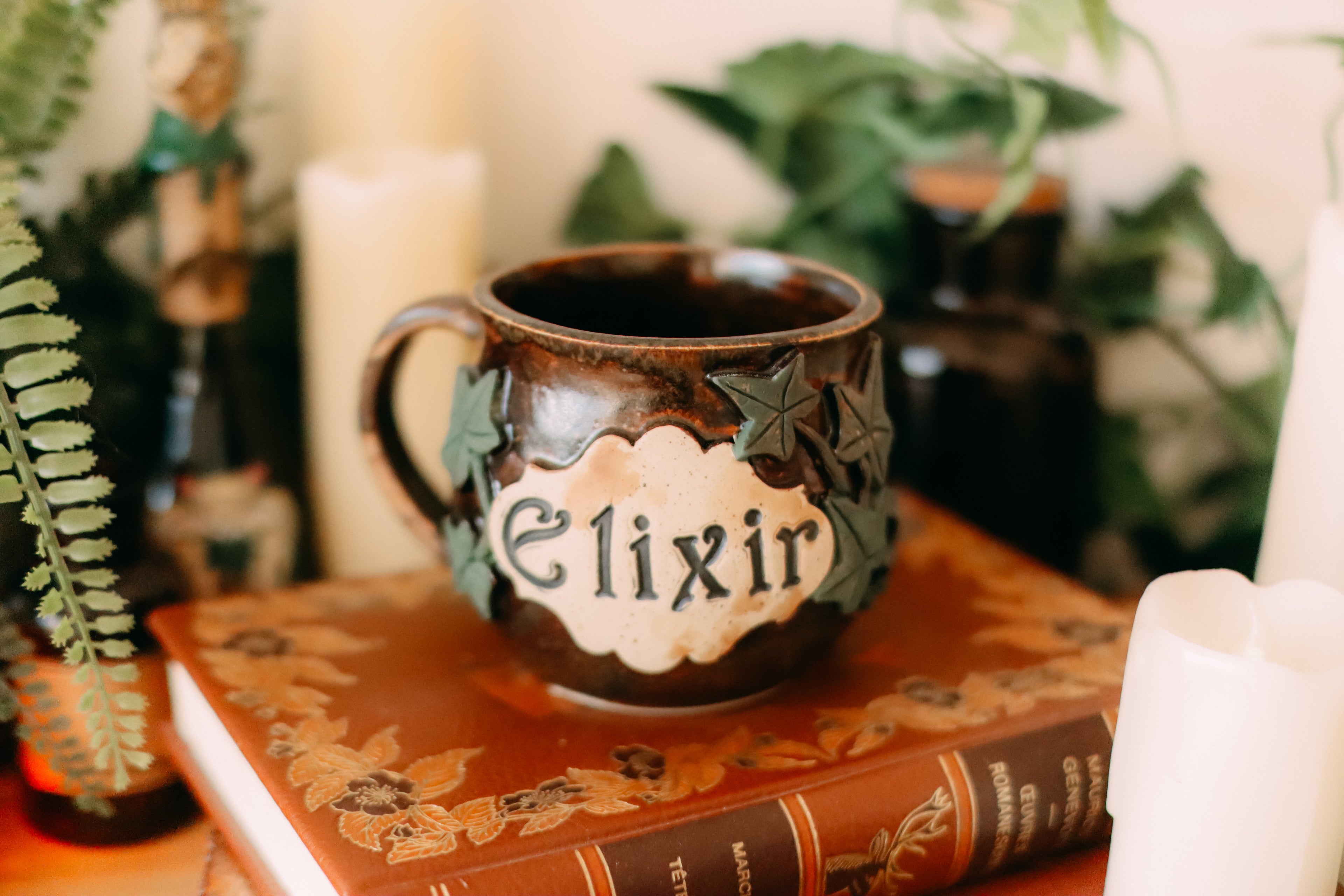 Petite tasse en grès style apothicaire  « Elixir d'eau de lierre »