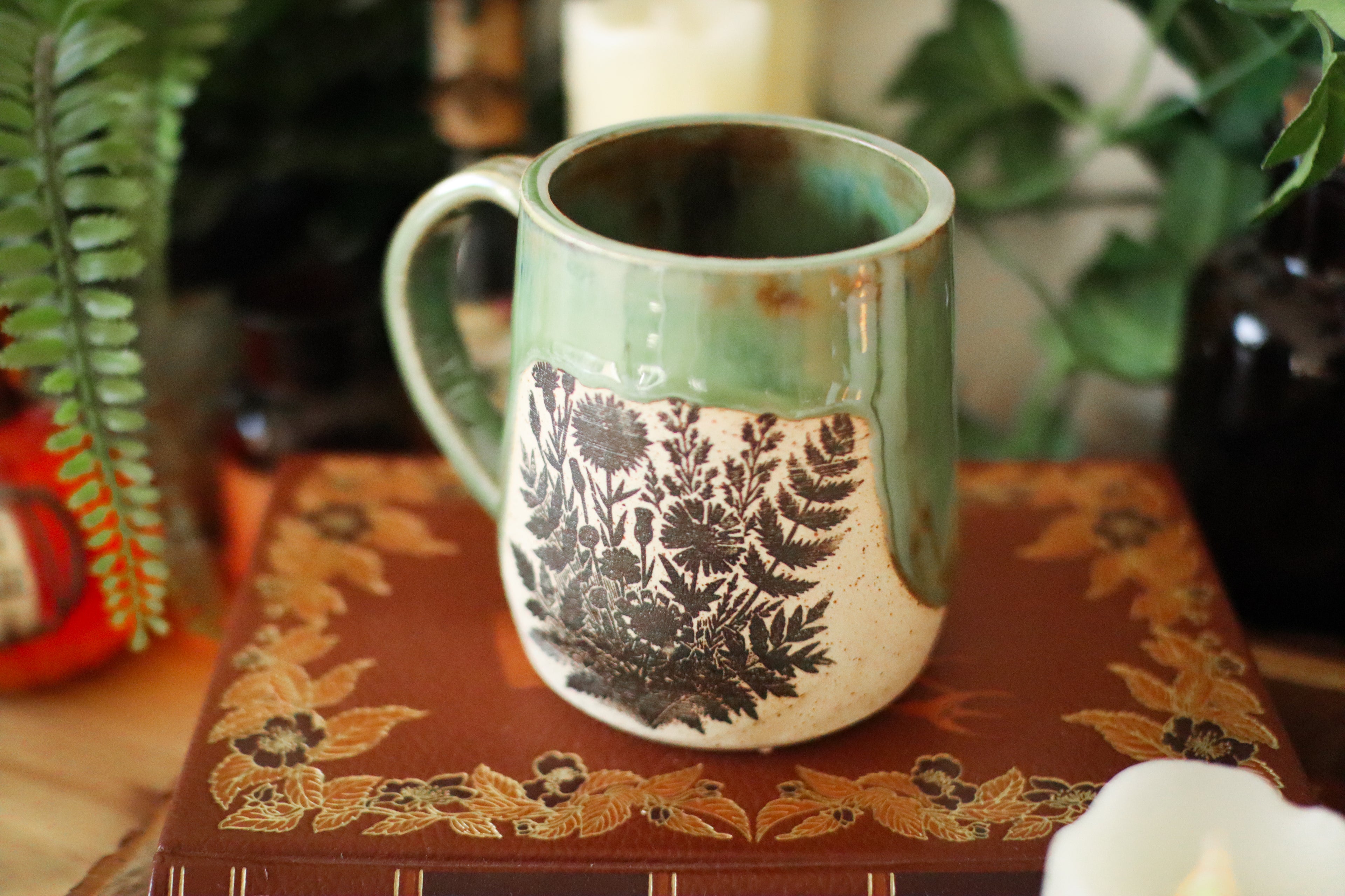 Petite tasse en grès style apothicaire  « Trésor des prés verdoyants »