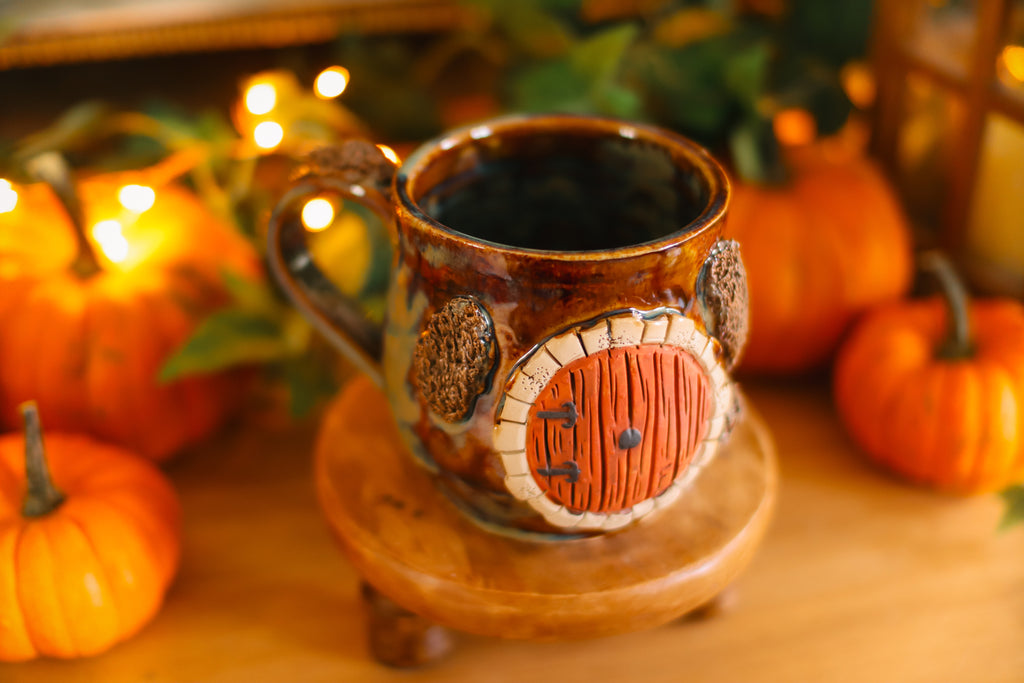 Grande tasse porte de Hobbit en grès « Maison de M. et Mme Reverache »