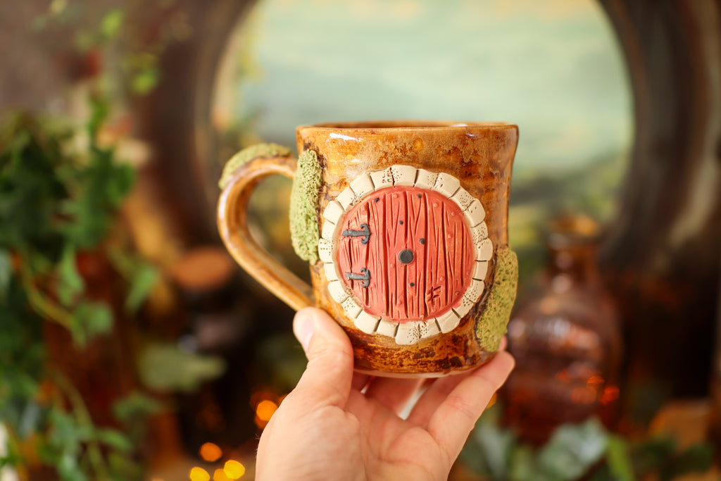 Tasse en grès porte de hobbit « Maisonnée d'Alfred Tournegraine »