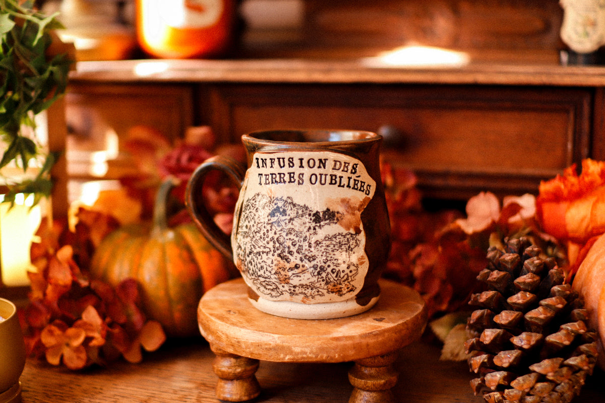 Tasse en grès style étiquette d'apothicaire ancienne « Infusion des terres oubliées »