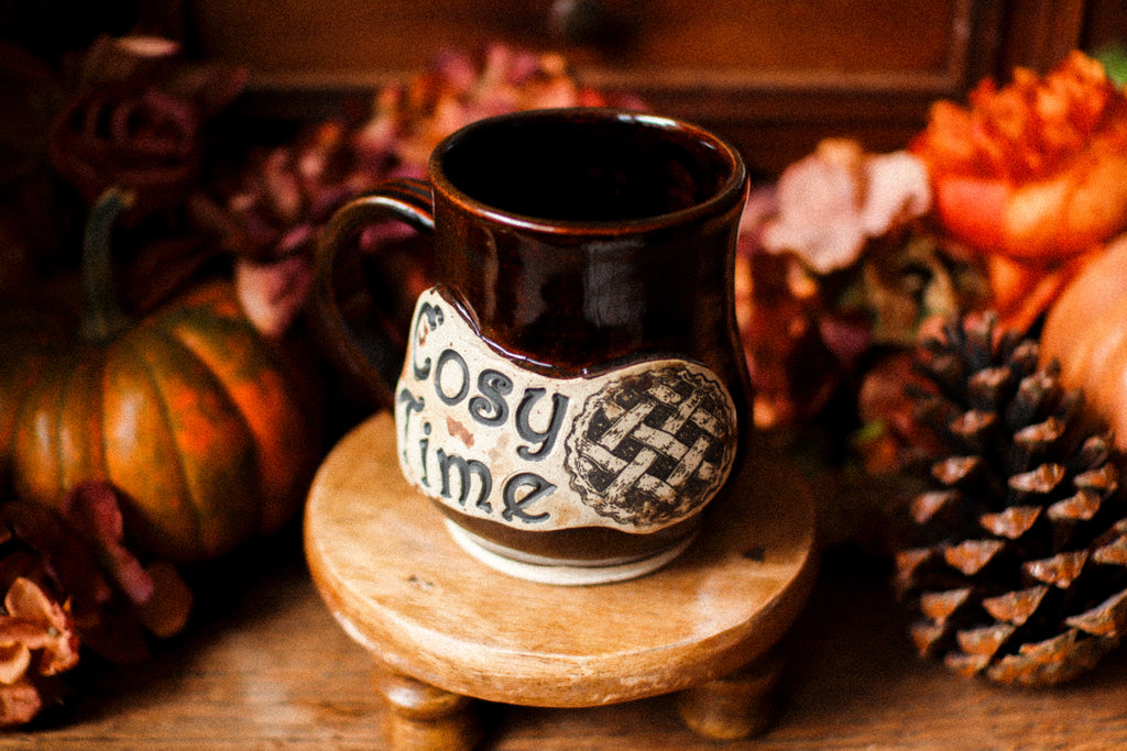 Tasse en grès style étiquette d'apothicaire ancienne « Cosy Time » version applepie
