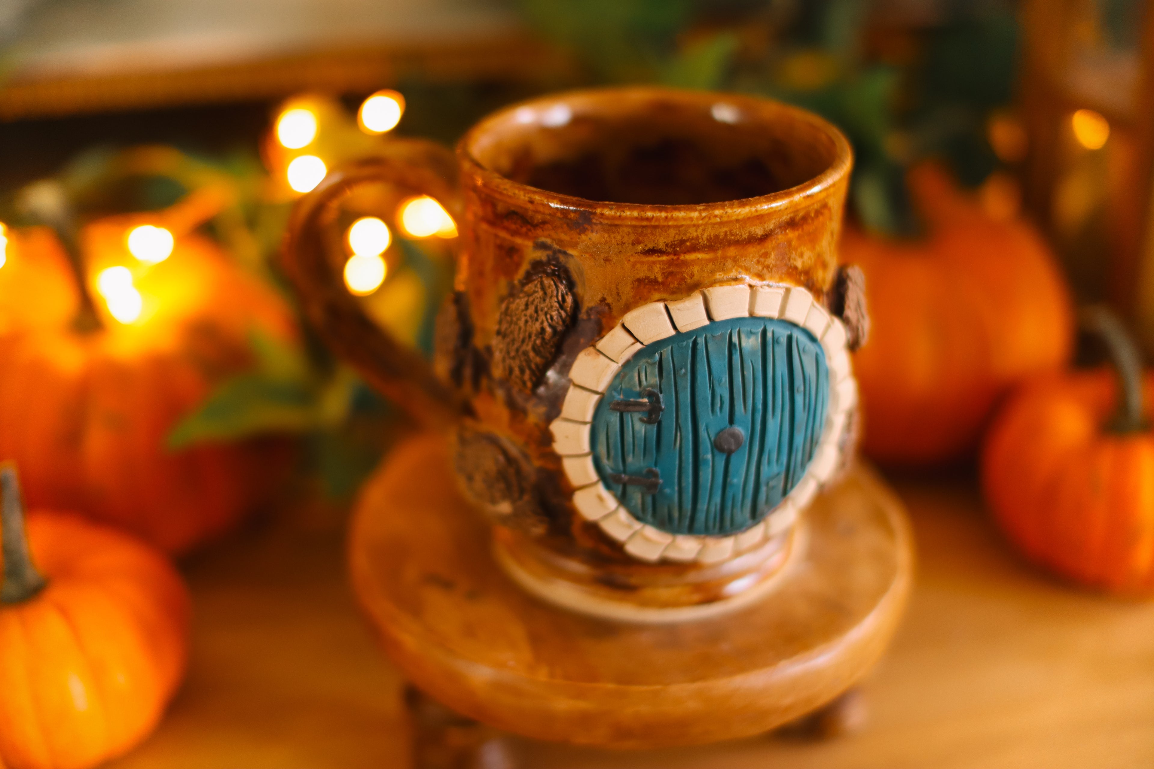 Grande tasse porte de Hobbit en grès « Charmante maison de la famille Poineçon »