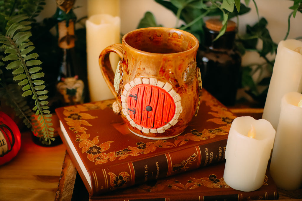 Grande tasse en grès porte de Hobbit  « Demeure de Monsieur Roguste Bonvalde »