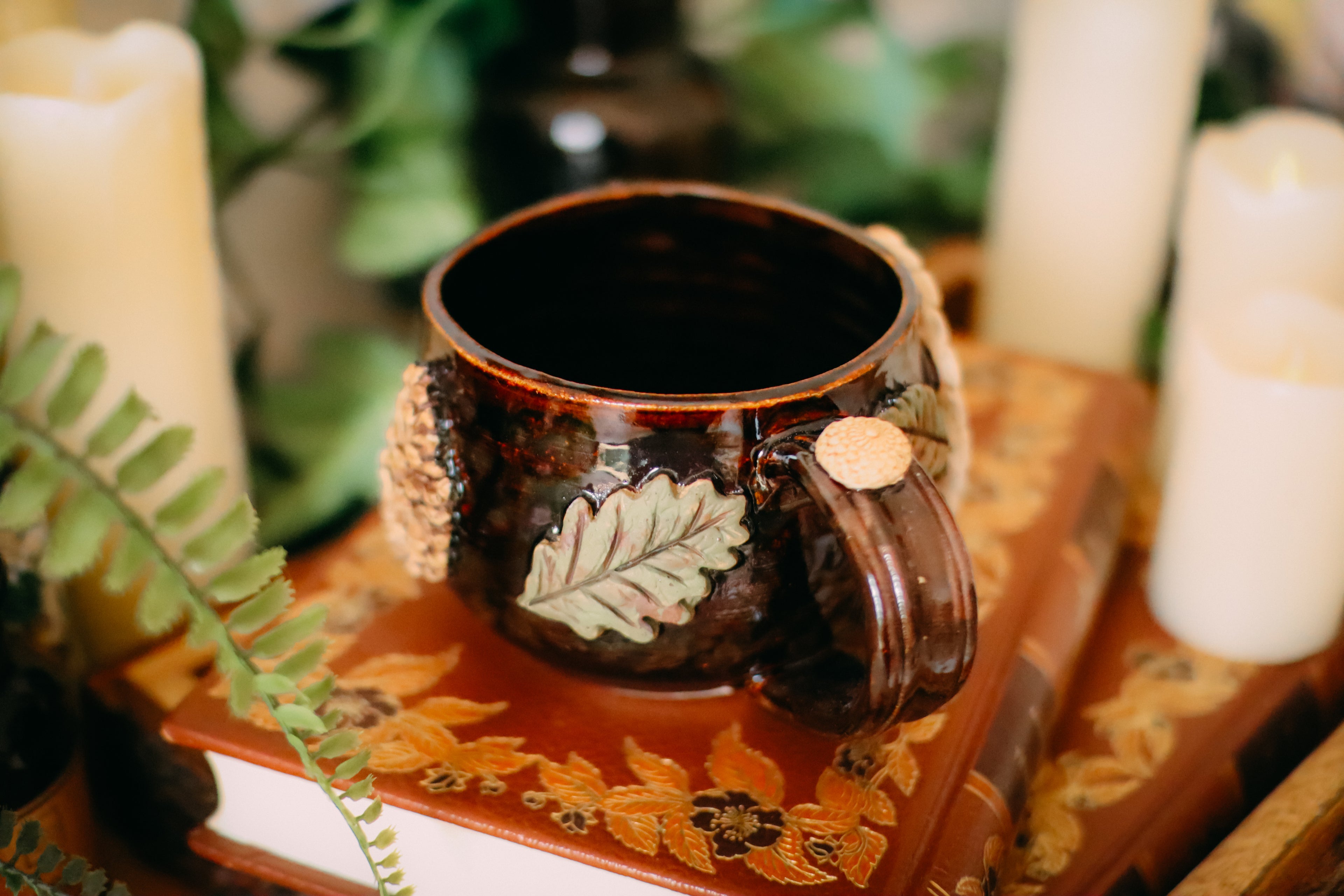 Petite tasse en grès porte de Hobbit  « Cabane de Bertille Fourneau-cuivré »