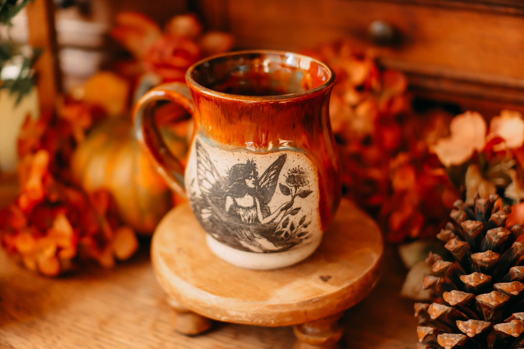 Petite tasse en grès avec illustration « fée des fleurs »