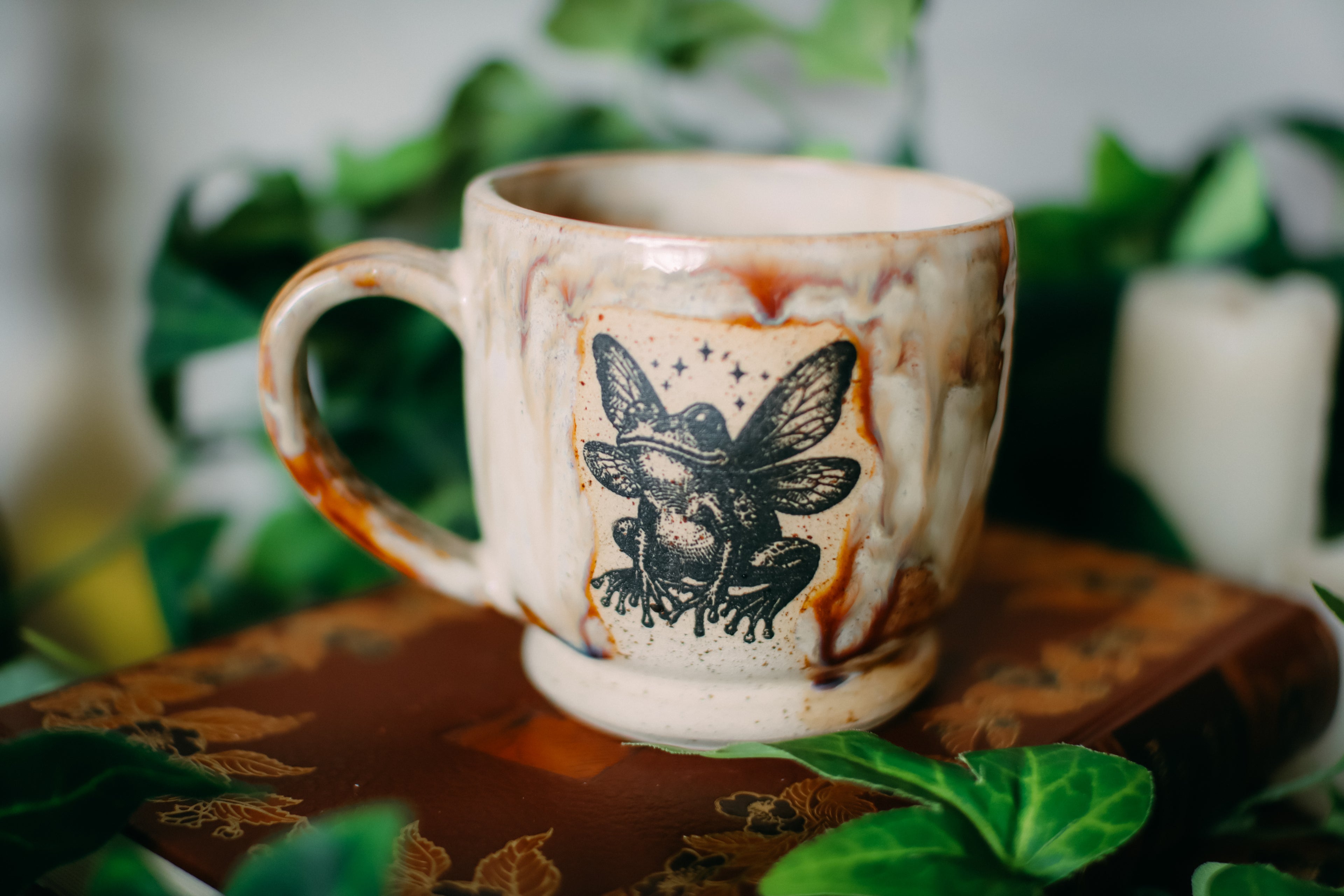 Petite tasse en grès « Créature de conte de fée »