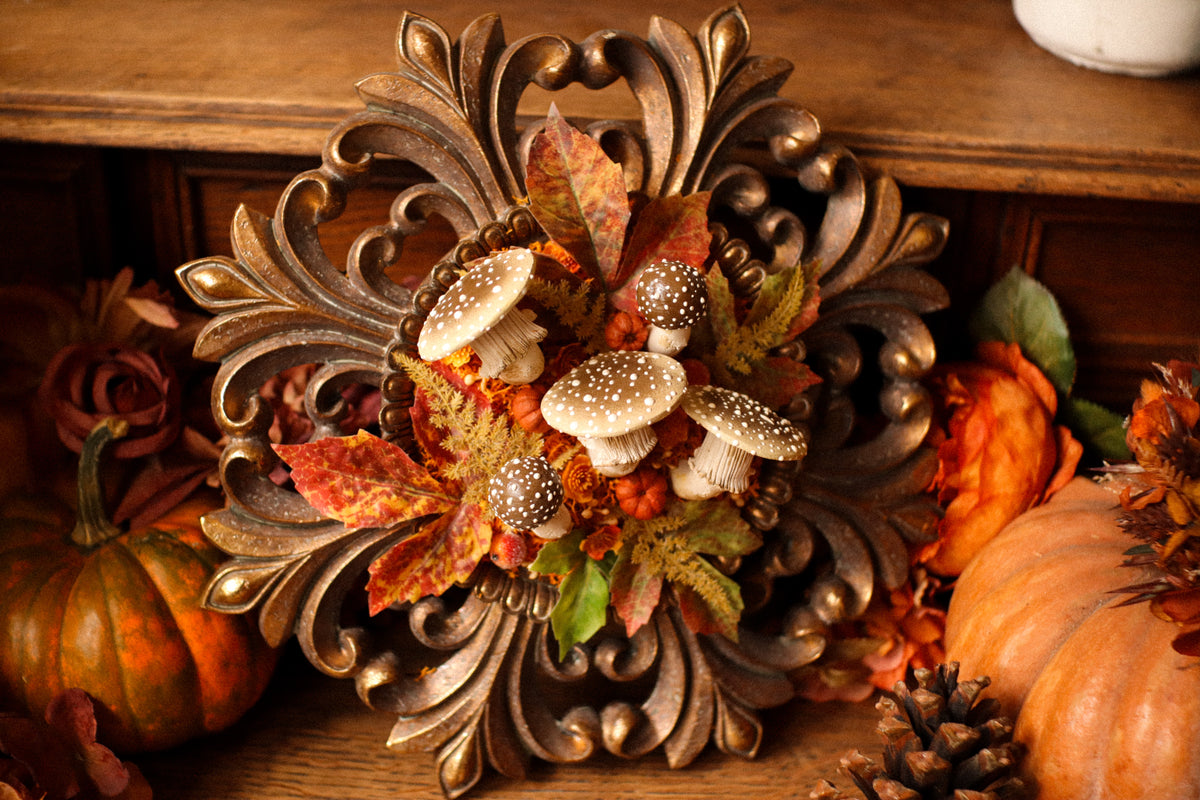 Grand cadre soleil style baroque doré aux amanites, lierres et citrouilles