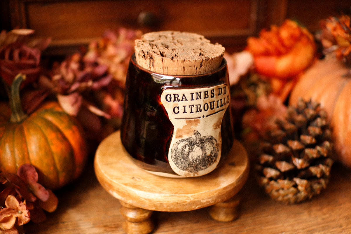 Petit pot pour cuisine style apothicaire avec étiquette « graines de citrouilles »