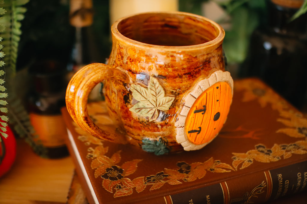 Petite tasse en grès porte de Hobbit « Maisonnée de la famille Vieille-Souche»