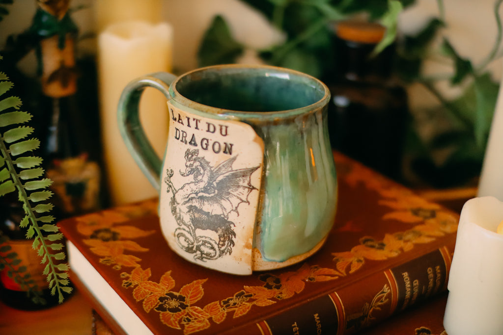 Petite tasse en grès style apothicaire  « Lait de dragon »