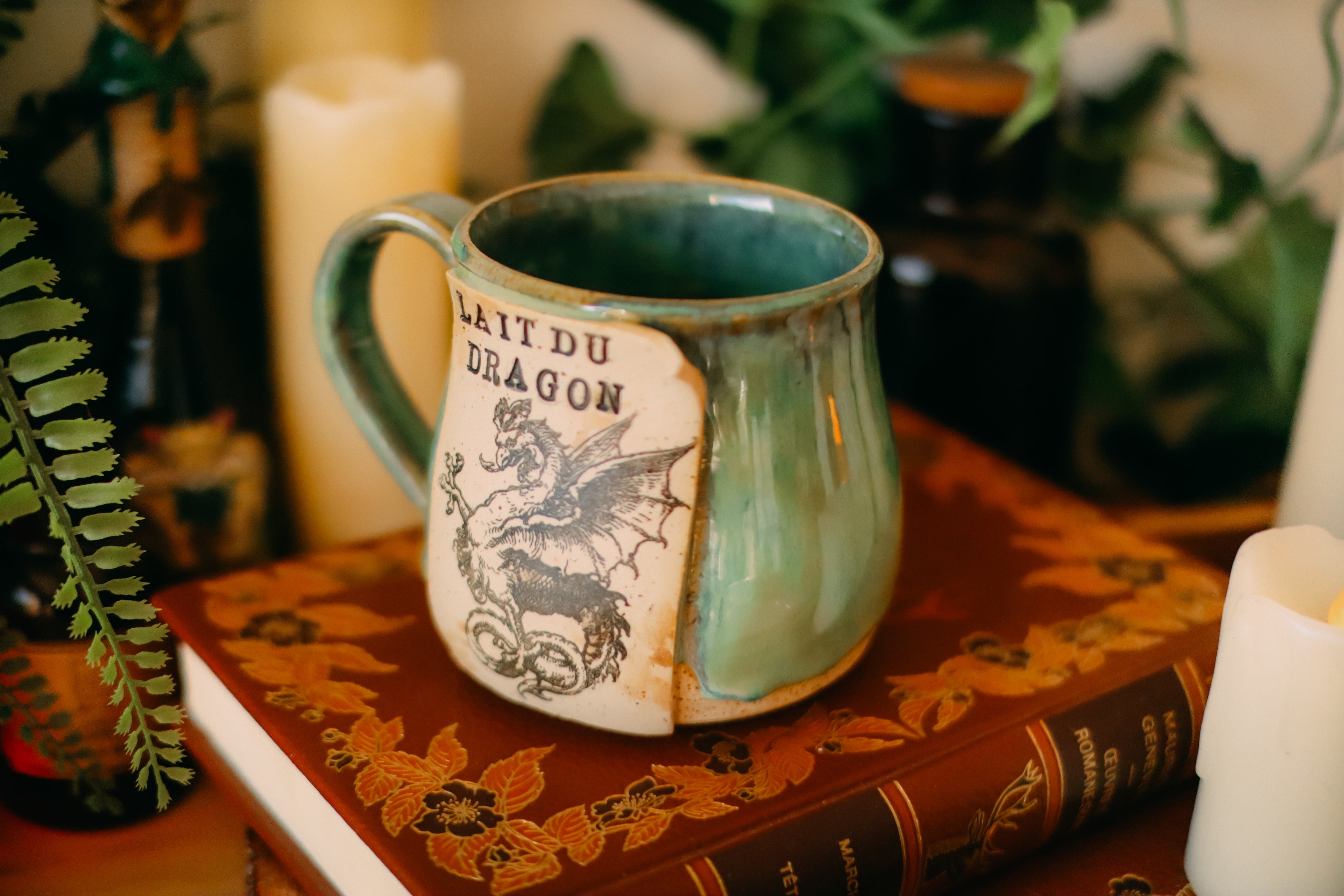 Petite tasse en grès style apothicaire  « Lait de dragon »