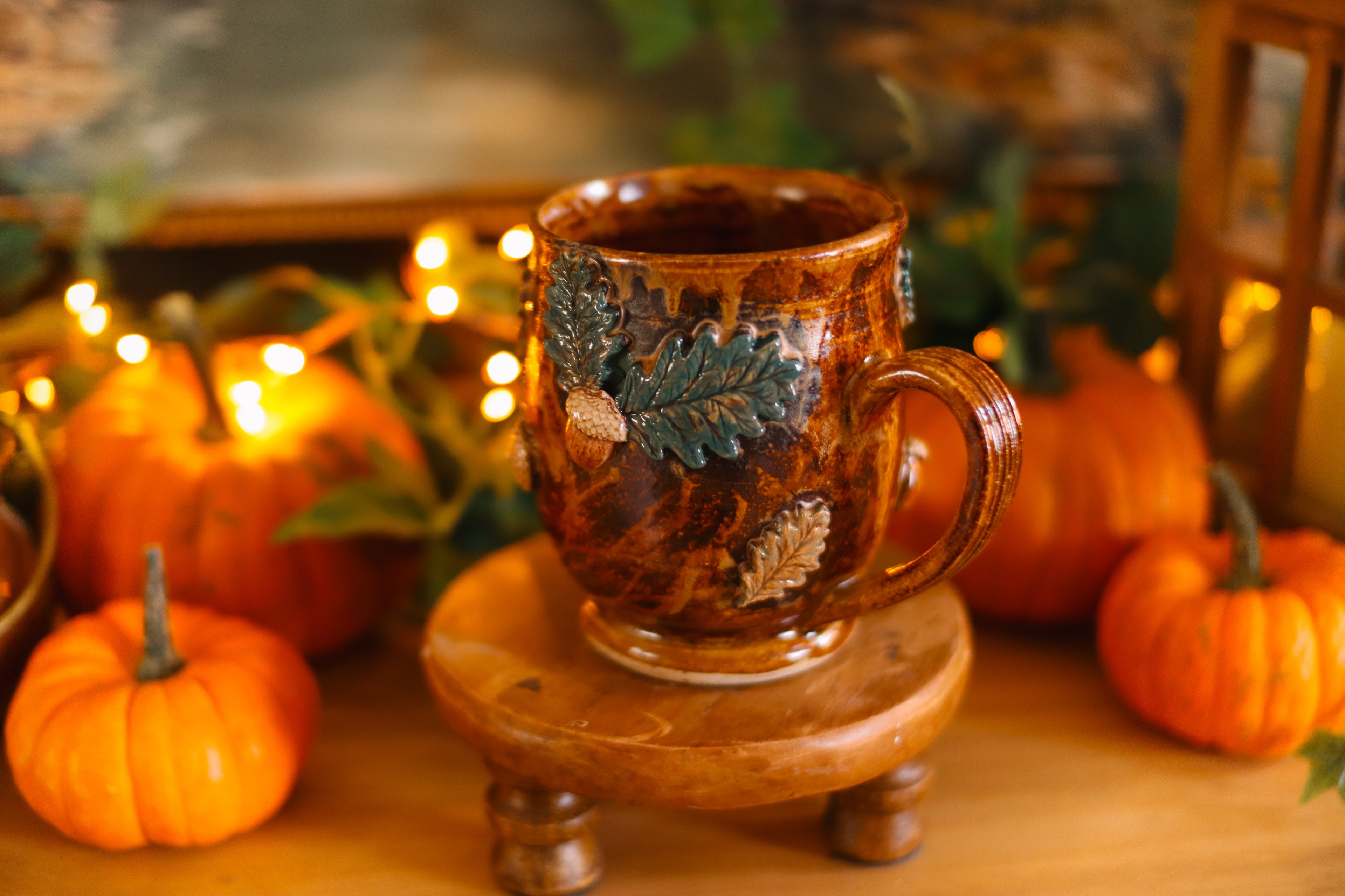Grande tasse porte de Hobbit en grès « Élégante demeure de Hugues et Primprenelle Brochpoil »