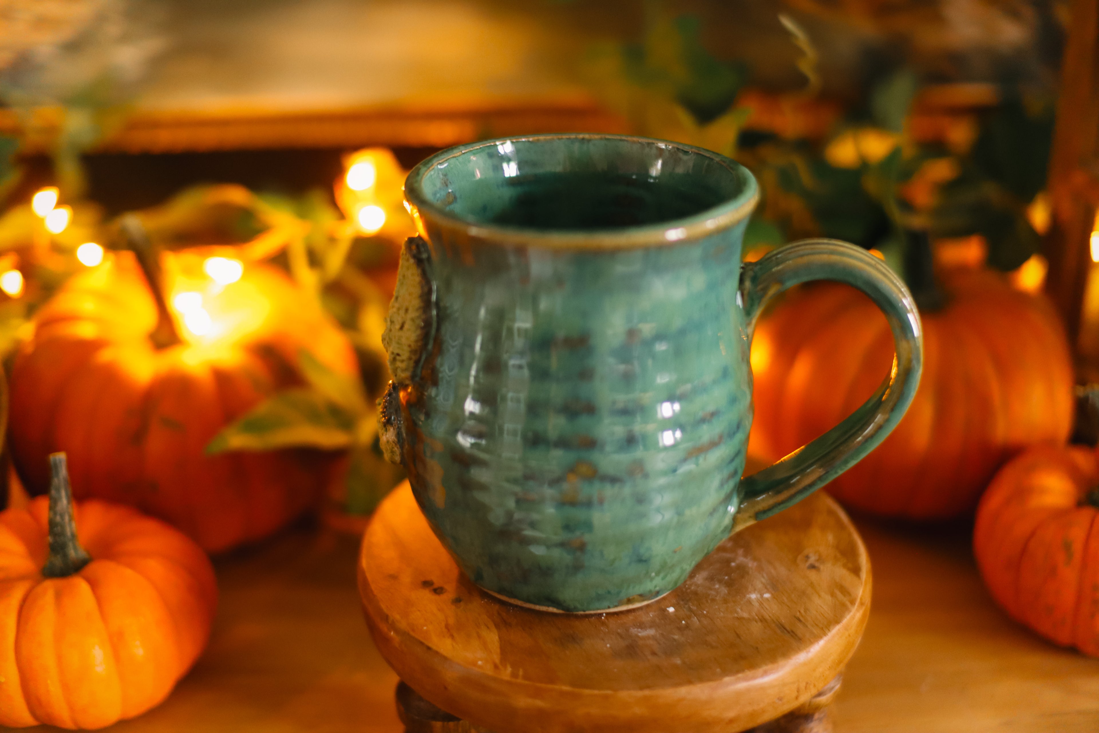 Tasse porte de Hobbit en grès « Cabane d'Huldril Trèfleprais »