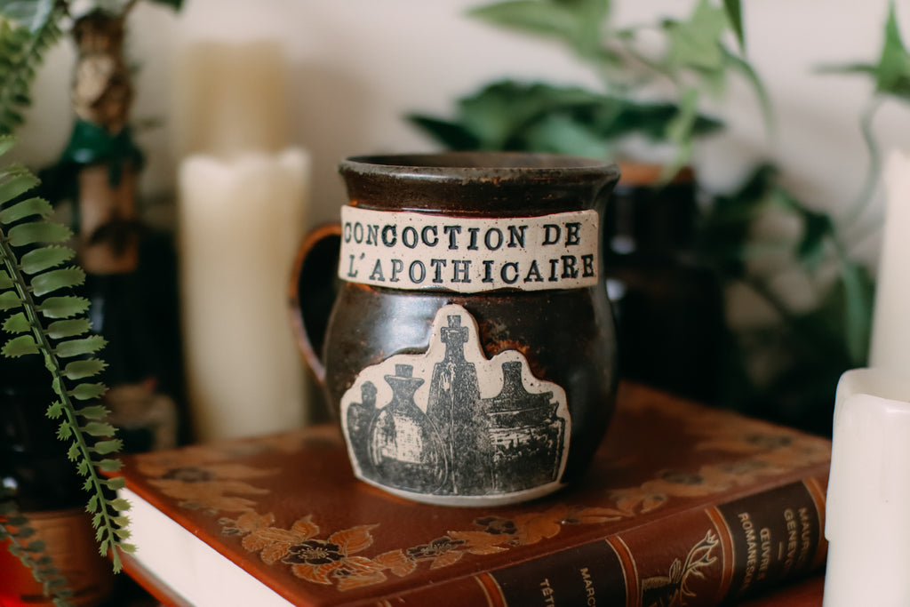 Petite tasse en grès style apothicaire  « Concoction de l'apothicaire »
