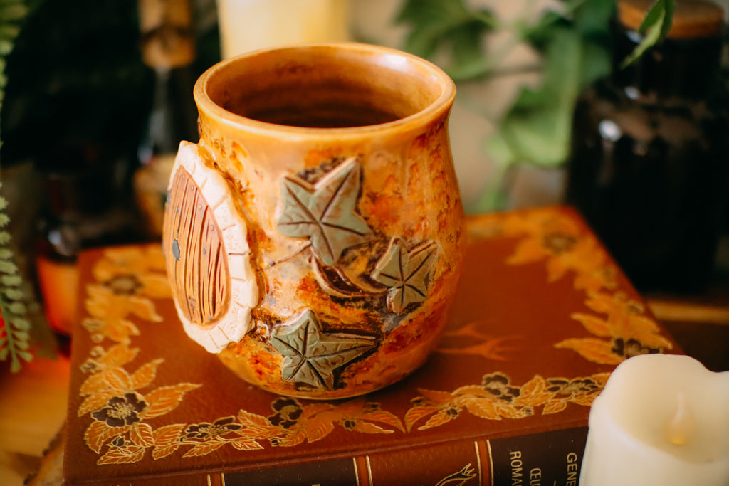 Tasse en grès porte de Hobbit  « Demeure de Monsieur et Madame Ronssouffle »