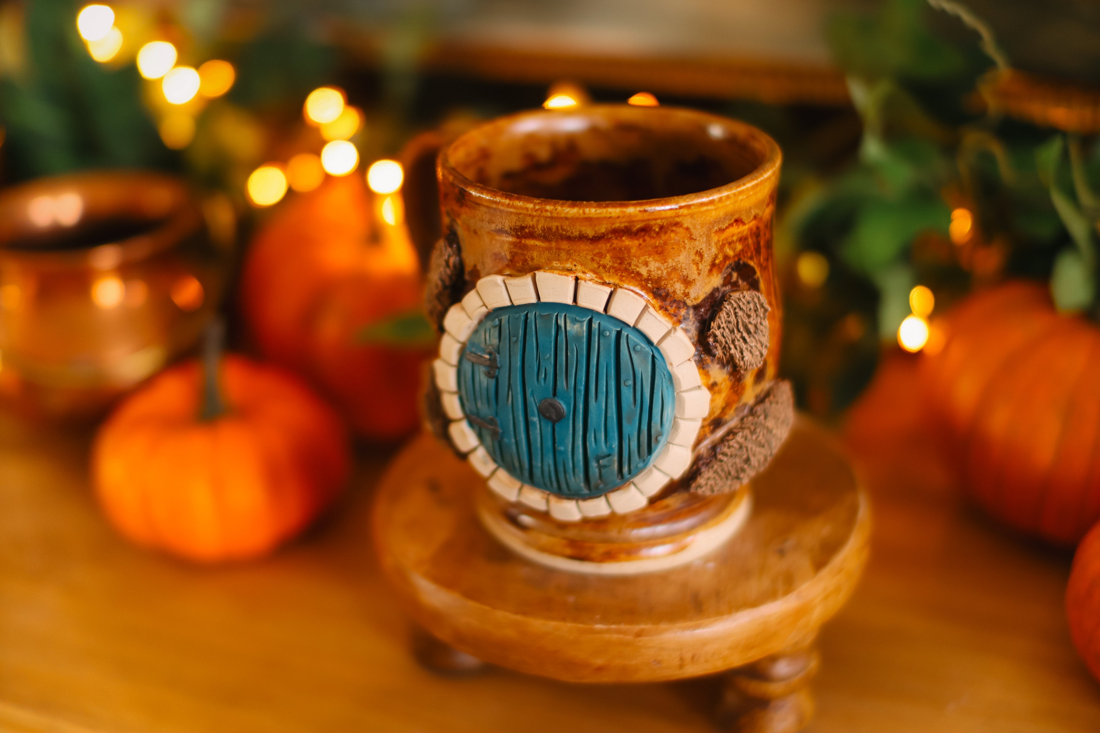 Grande tasse porte de Hobbit en grès « Charmante maison de la famille Poineçon »