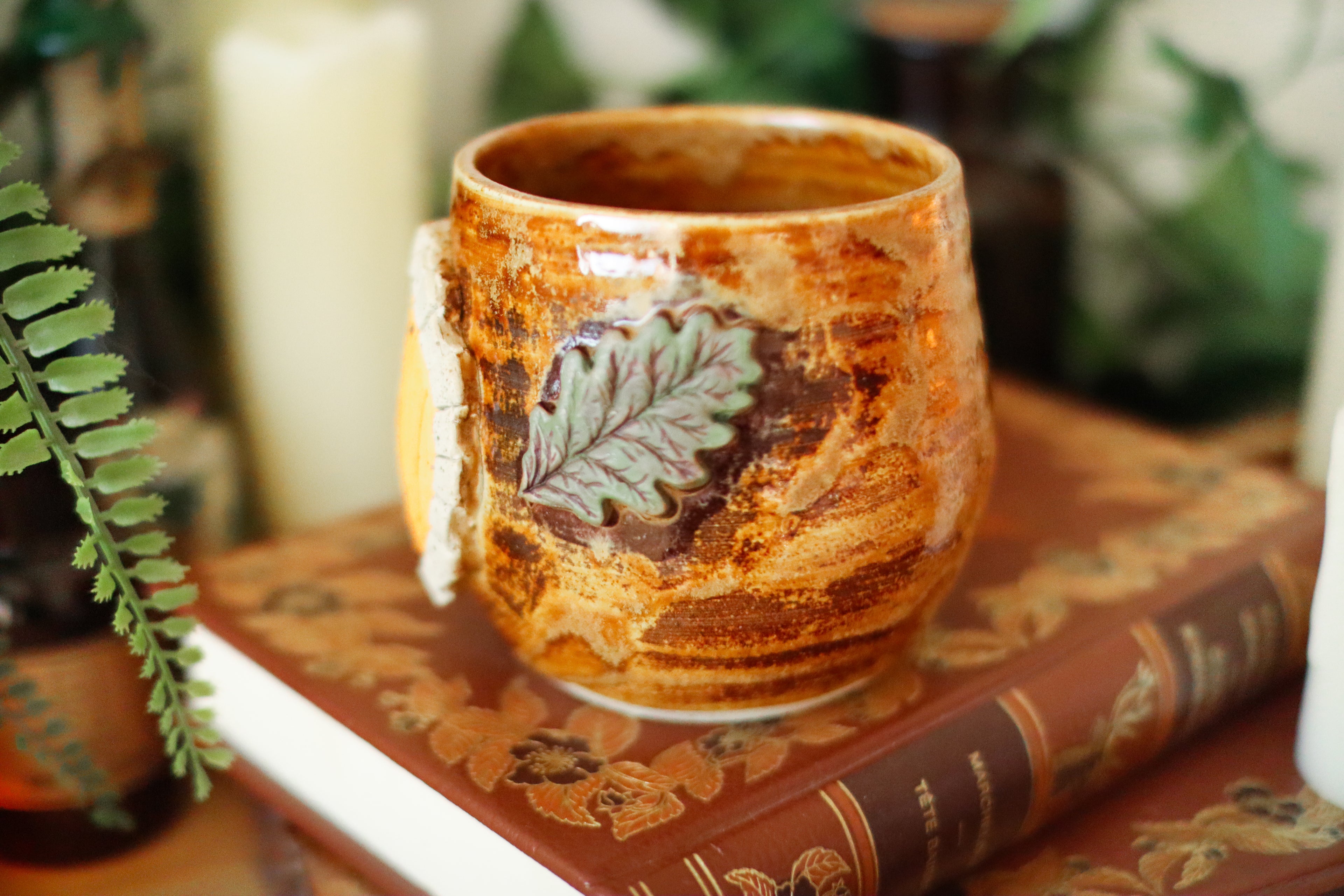 Petite tasse en grès porte de Hobbit « Maisonnée de Gust et Anita Pommerol »
