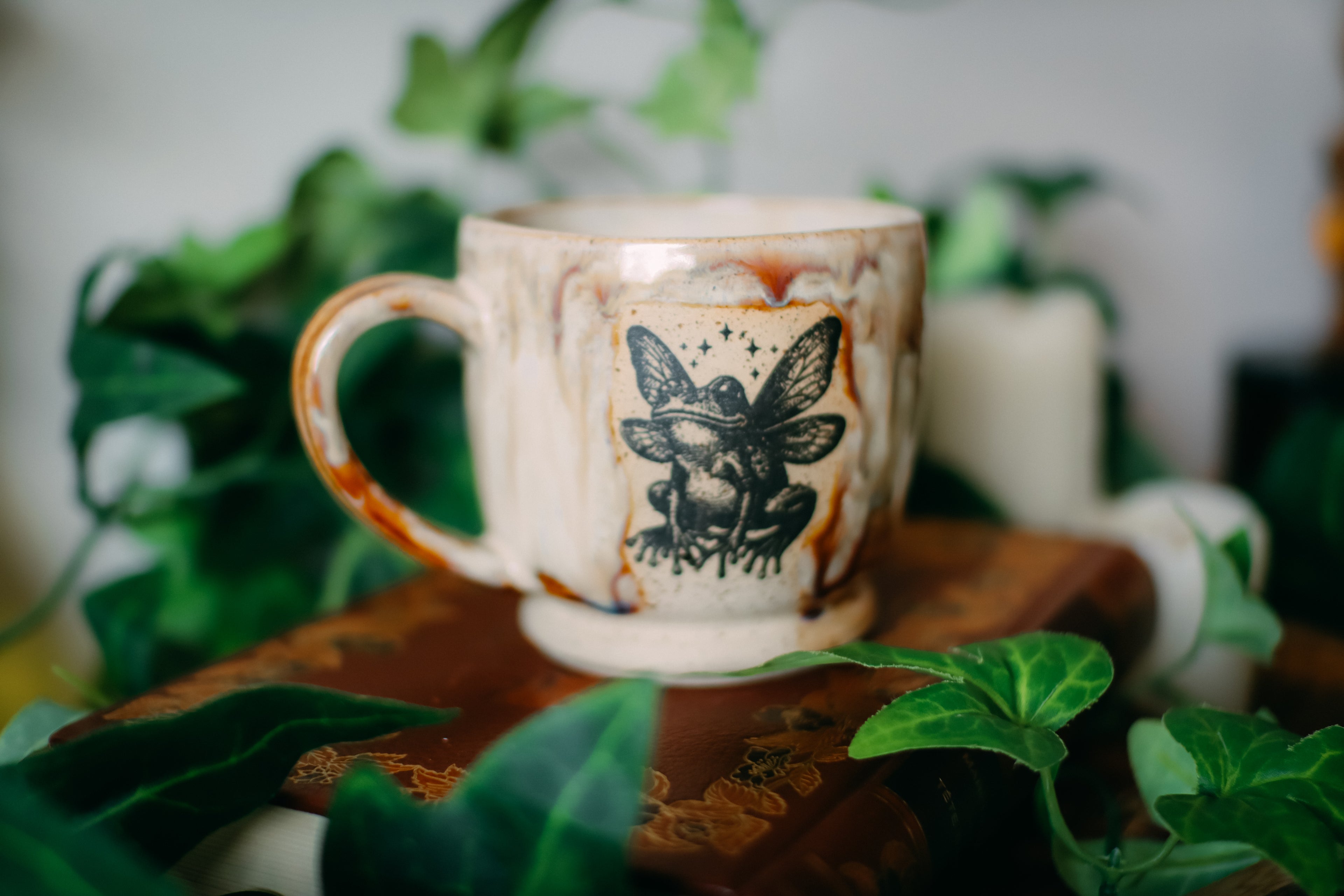 Petite tasse en grès « Créature de conte de fée »