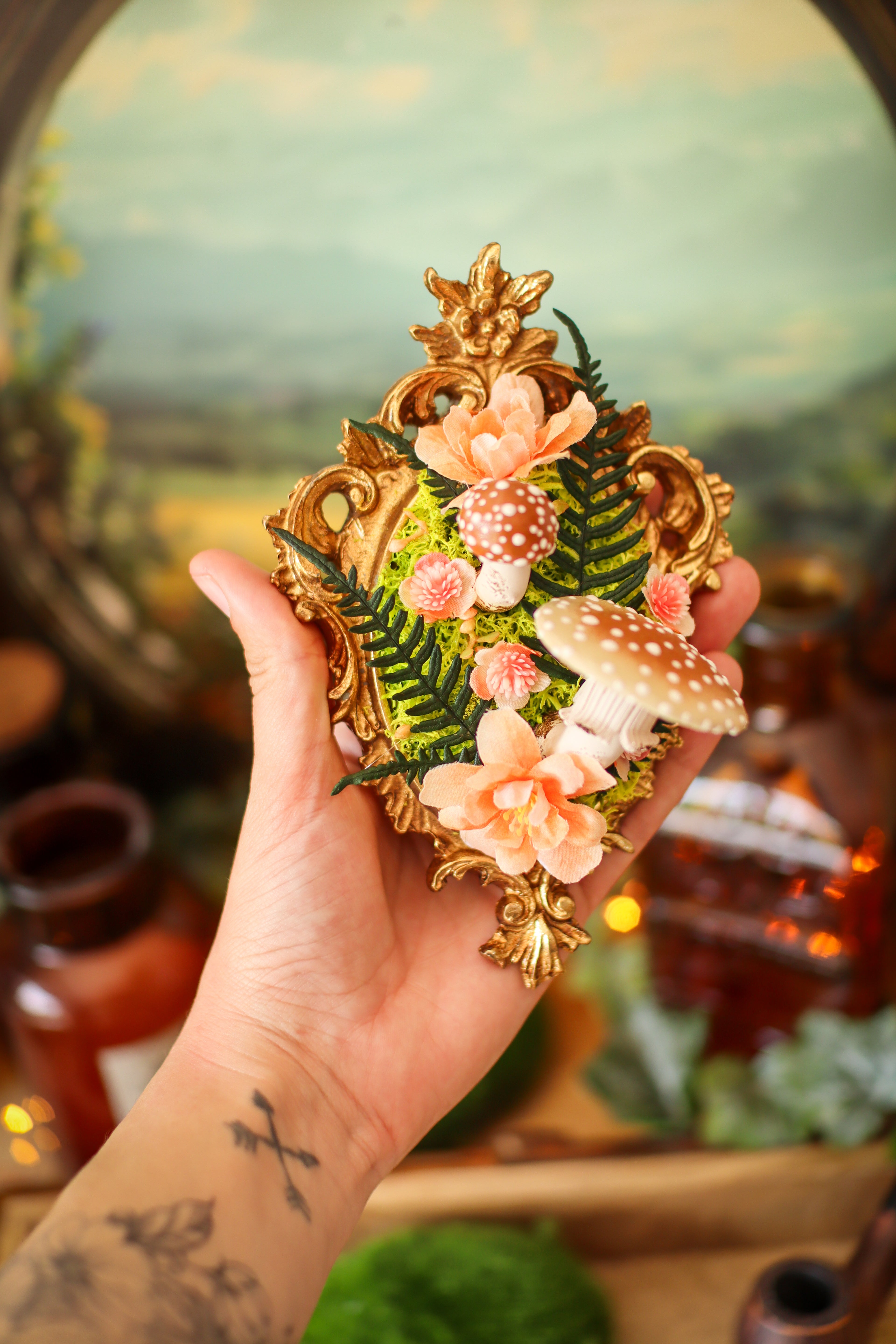 Petit cadre baroque « Darcy » printanier aux amanites rougissantes