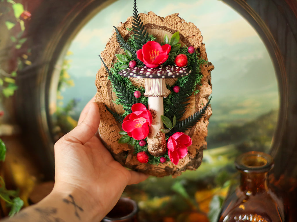 Grande rondin mural aux fleurs et amanite ombralis