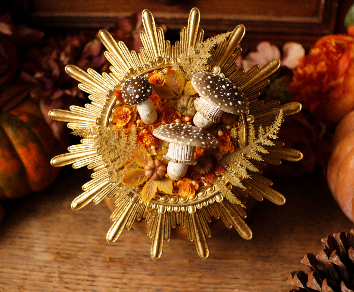 Cadre soleil style baroque doré aux amanites et citrouilles
