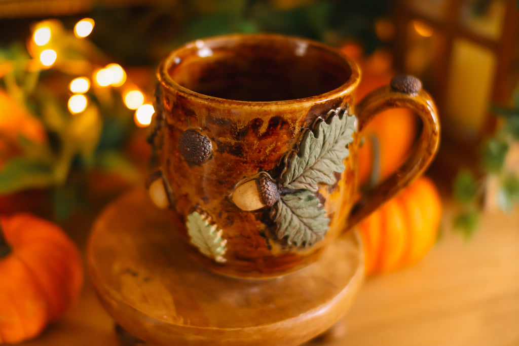 Tasse porte de Hobbit en grès « Maisonnée d'Hedgar et Églaé Tartempois »