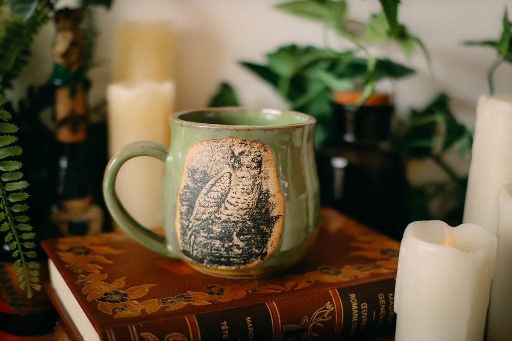 Tasse en grès style apothicaire « Gardienne des nuits » à défaut